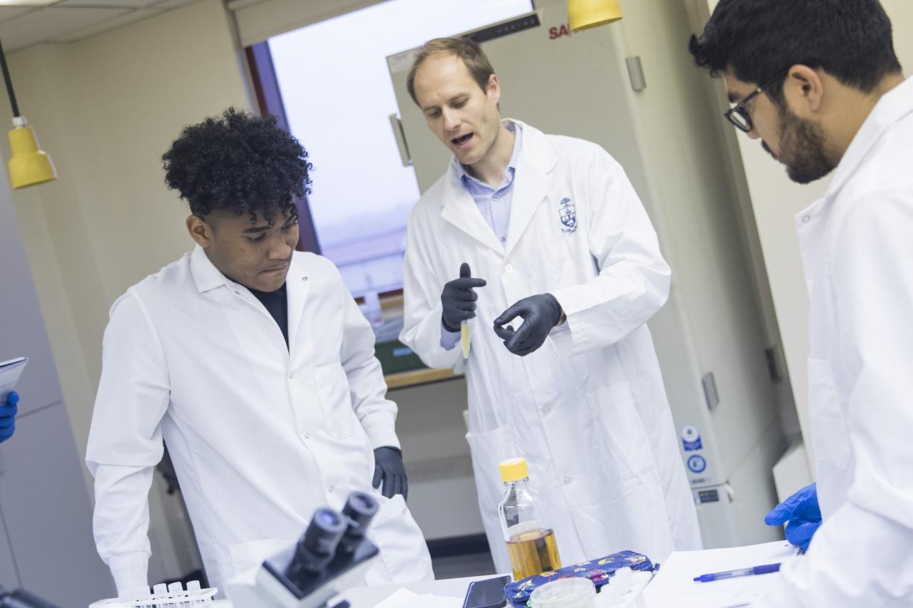 Students_in_lab